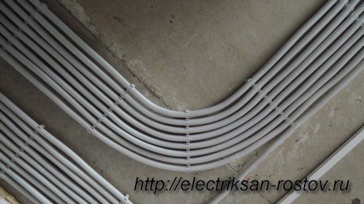 Гофра для проводов и кабеля, ПВХ труба гофрированная для проводки электропроводки, монтаж по потолку и стене 2