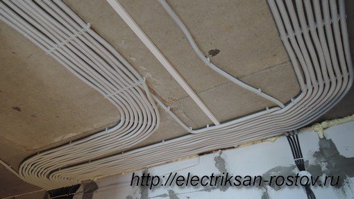 Гофра для проводов и кабеля, ПВХ труба гофрированная для проводки электропроводки, монтаж по потолку и стене 4